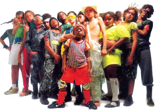 Grupo grande de crianças em figurinos coloridos posando em conjunto