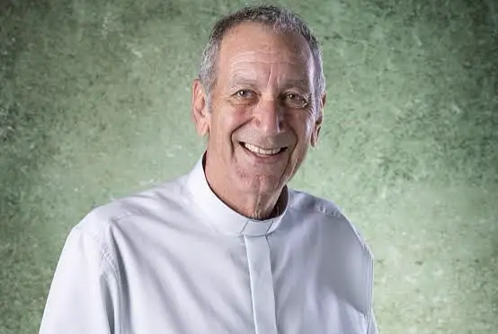 Retrato de Guti Fraga, fundador do Grupo Nós do Morro, de camisa branca
